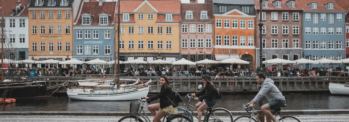 Hiše in čolni v kopenhagenskem Nyhavnu