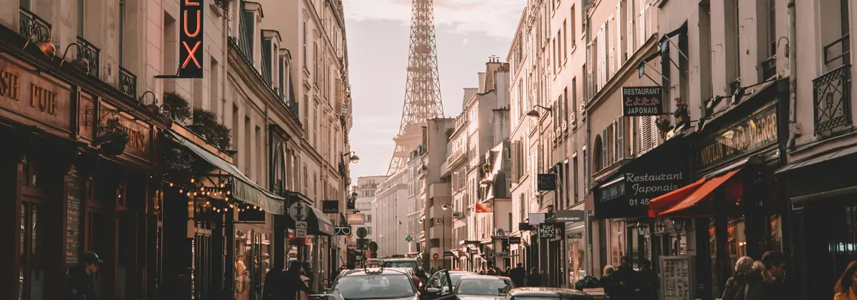 Eiffel-torni pariisilaisen kadun päässä