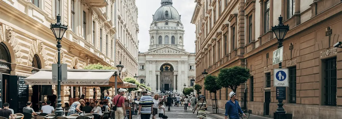 Klasična arhitektura na ulici v Budimpešti