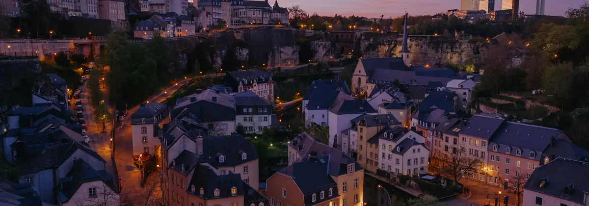 Luxemburgin kaupungin vanhakaupunki hämärässä