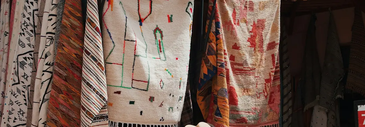 Tekstiilejä Marrakechin soukissa