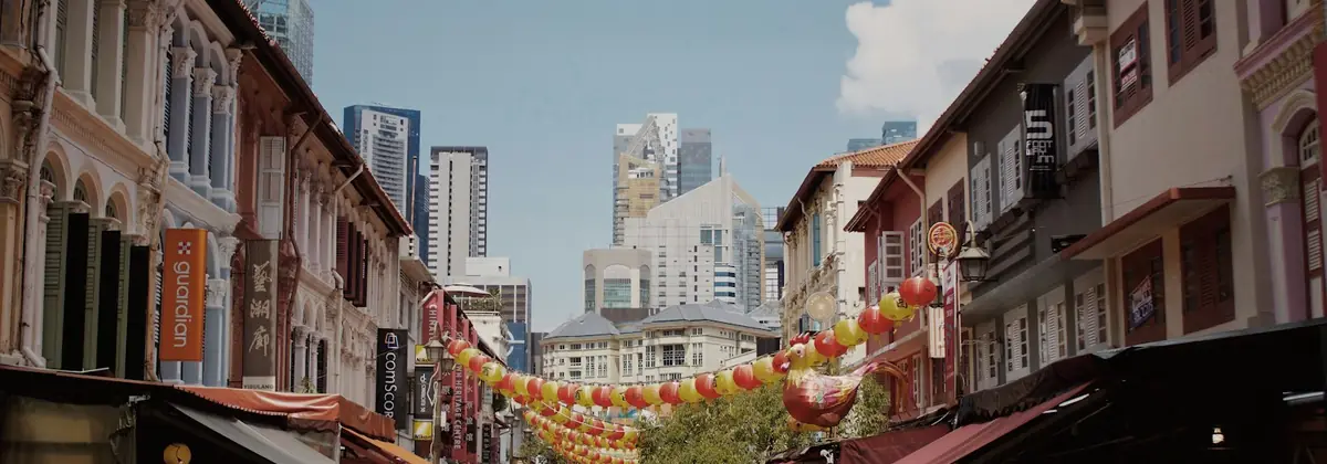 Singaporen Chinatownin kauppatalot taivaanrantaa vasten