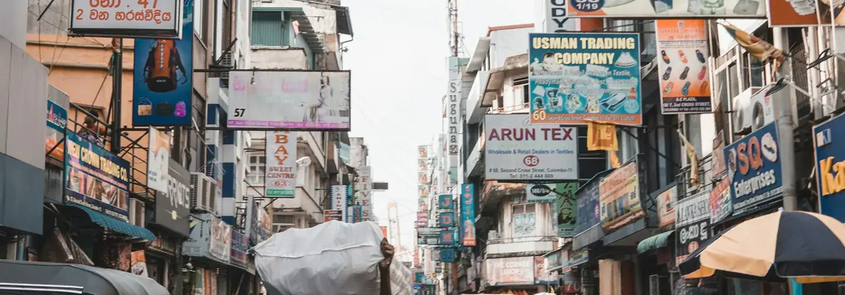 কলম্বোর এক রাস্তায় দোকানের সাইনবোর্ড