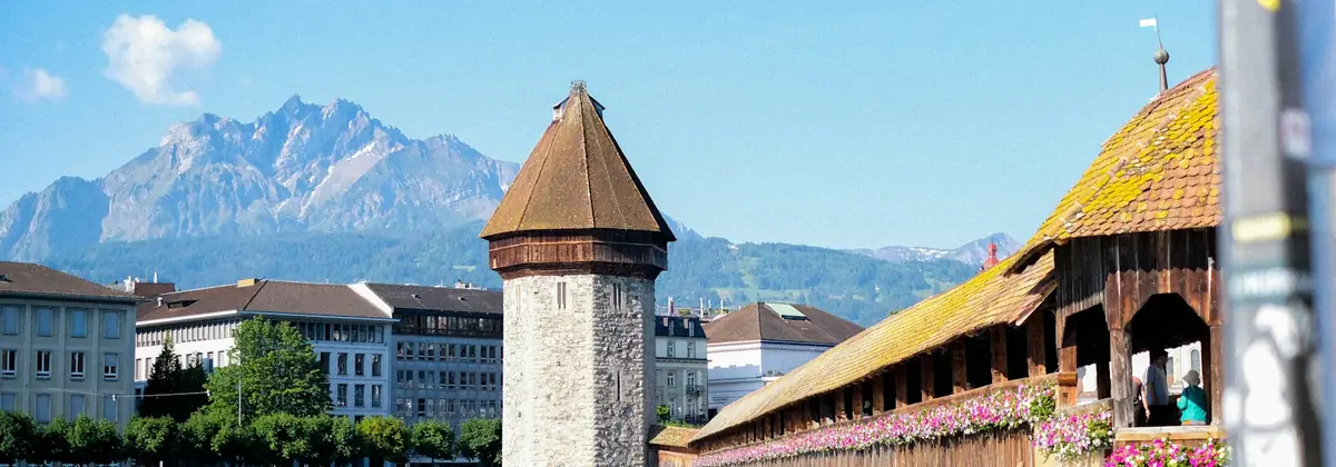Luzernin vanhakaupunki ja Alpit taaempana