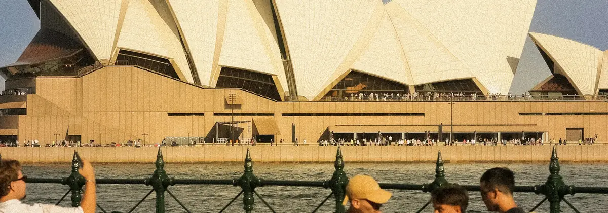Obiskovalci, zbrani pred Operno hišo v Sydneyju